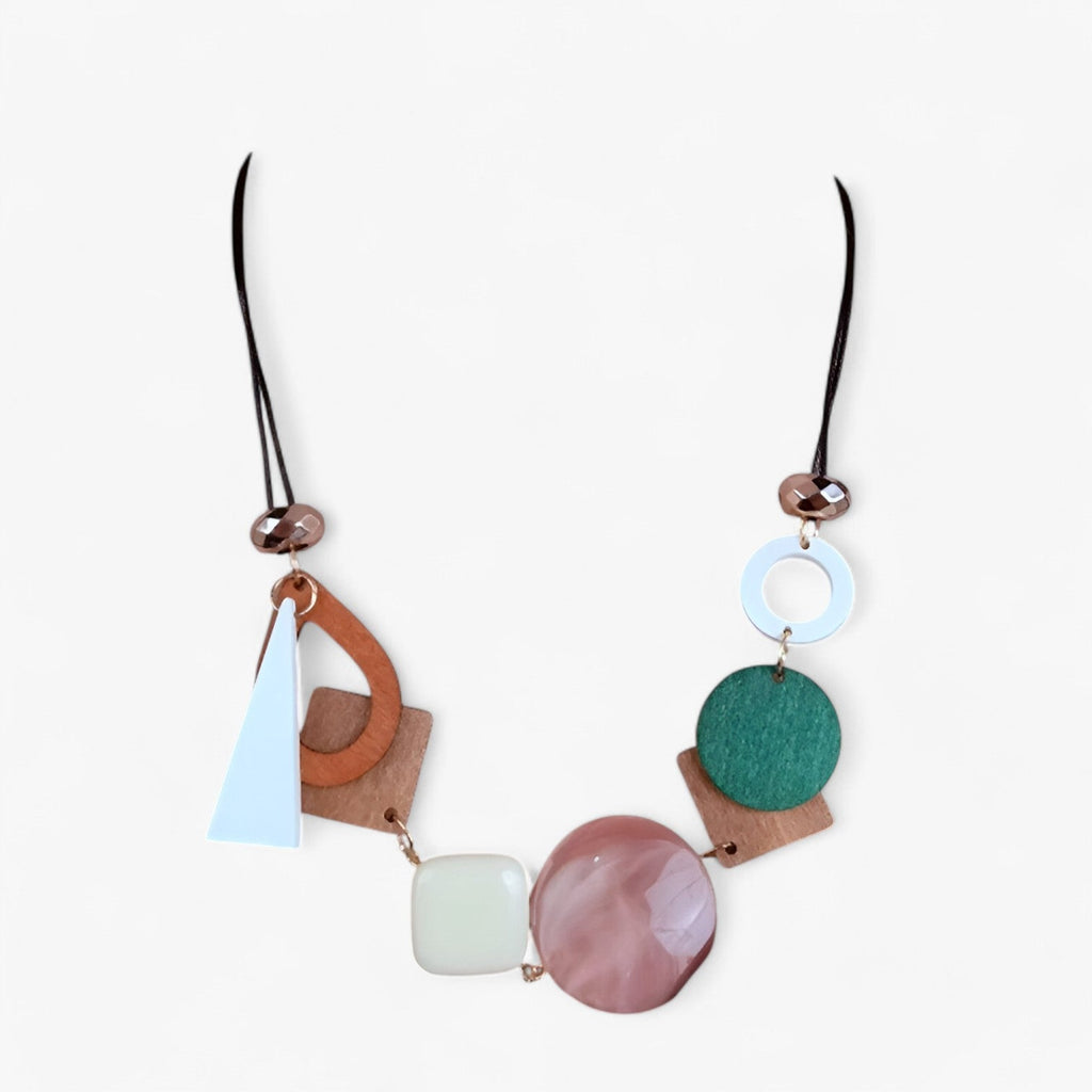 Handgemaakte ketting met geometrische houten hangers