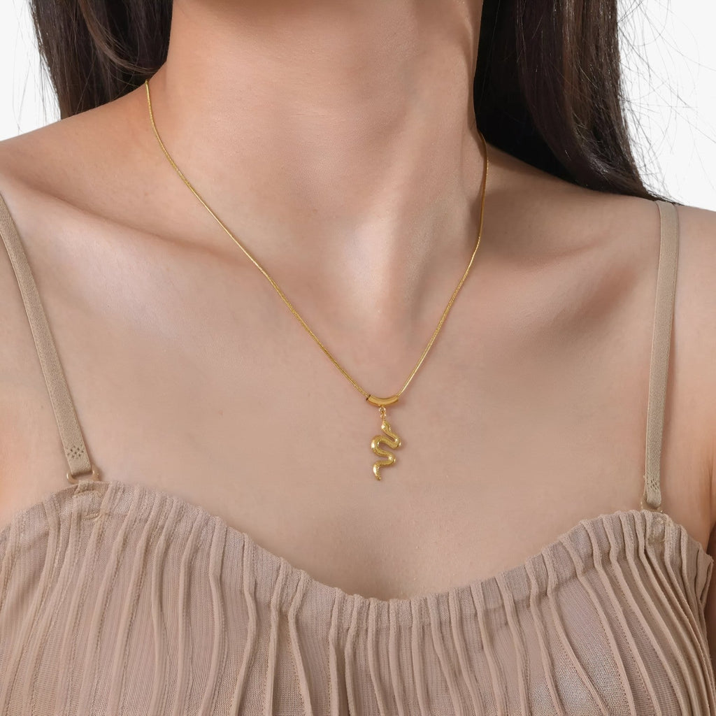 Goudkleurige slangenketting met vintage afwerking