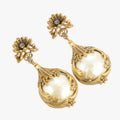 Vintage oorhangers met parels en bloemdetail