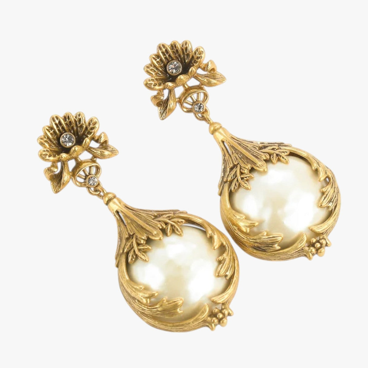 Vintage oorhangers met parels en bloemdetail
