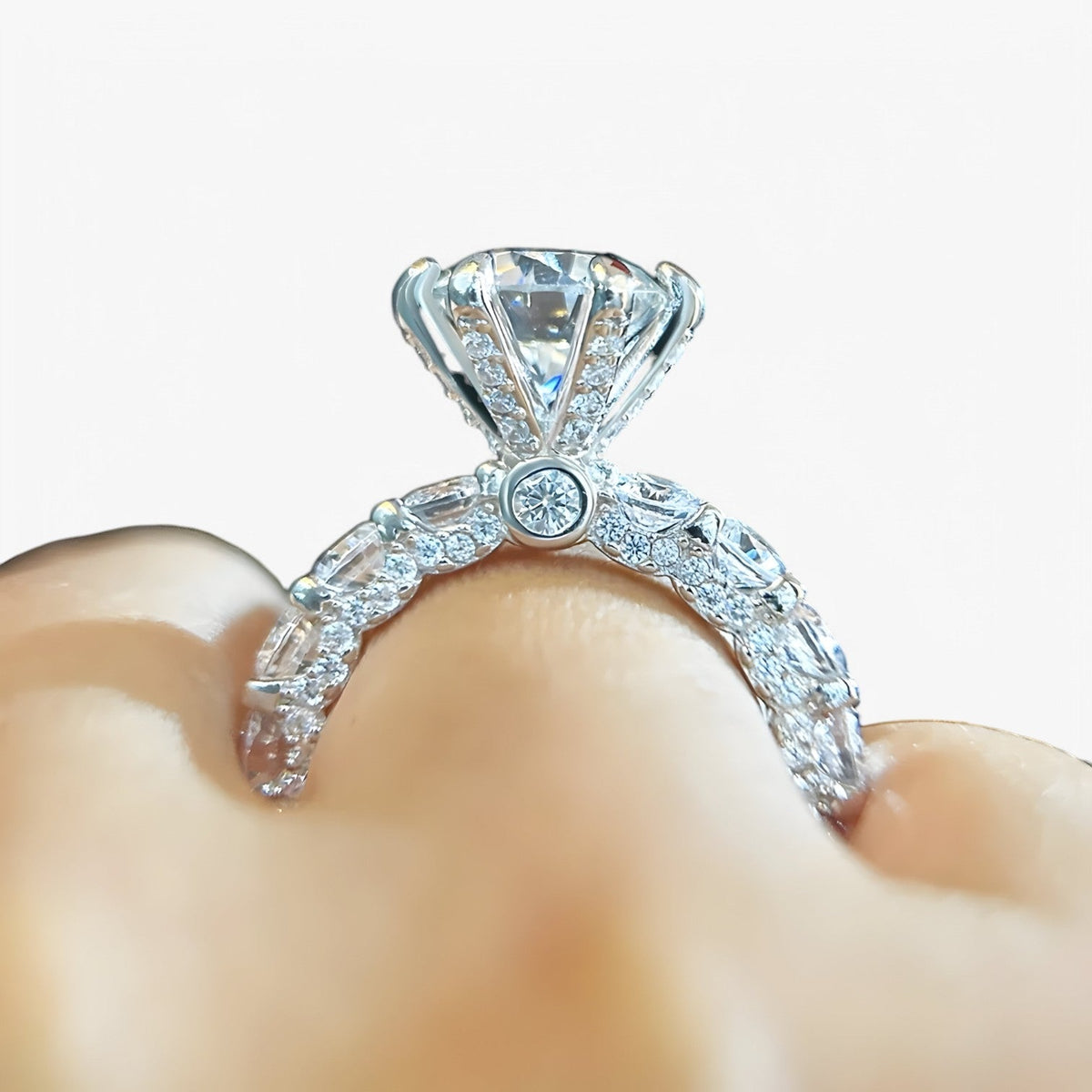 Moissanietring in S925 zilver met verborgen halo