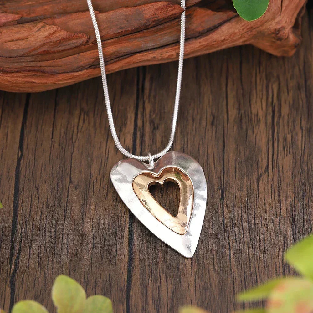 Tweekleurige hartketting in vintagestijl