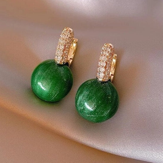 Oorbellen met groene jadelook-bol en kristallen knopje