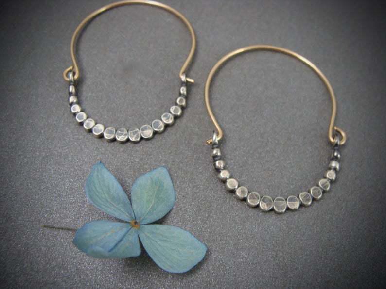 Boho zilverkleurige kubusoorbellen
