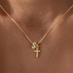 Fijne ketting met initiaal- en kruishanger in diamantlook
