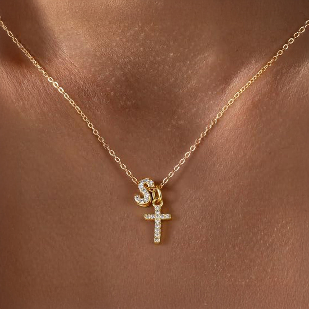 Fijne ketting met initiaal- en kruishanger in diamantlook