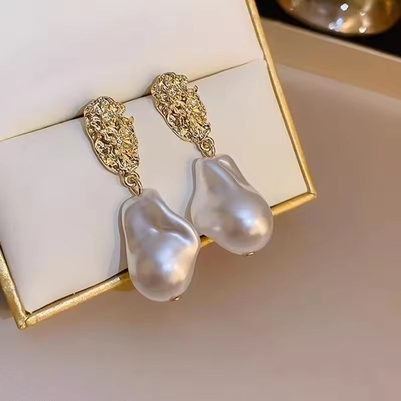 Brincos de Pérola Barroca com Botão Dourado Forjado Estilo Vintage