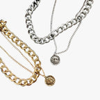 Gelaagde muntketting met oplopende kettinglengtes