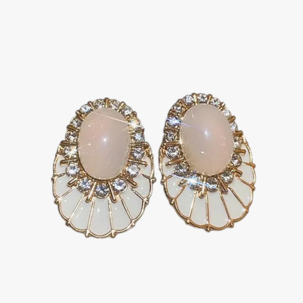 Oorhangers met witte emaille-look afwerking