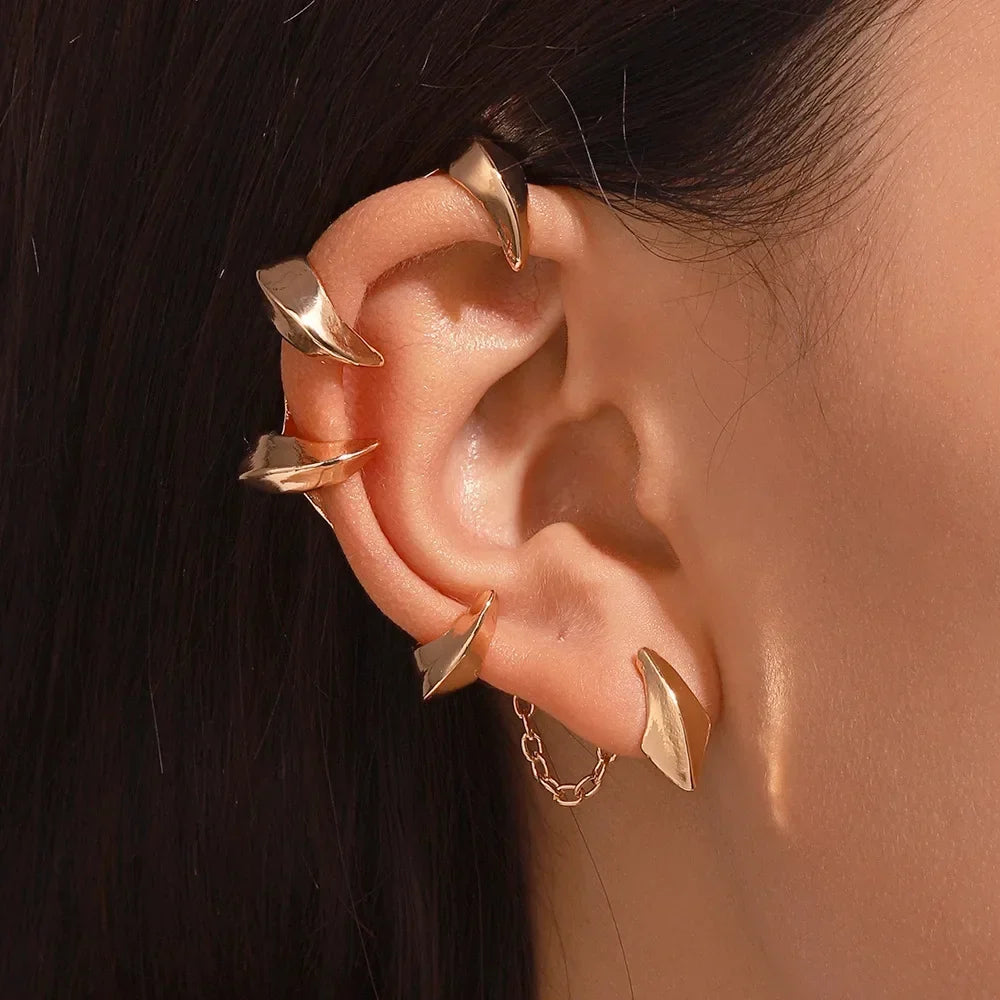 Gebeeldhouwde earcuff met ketting