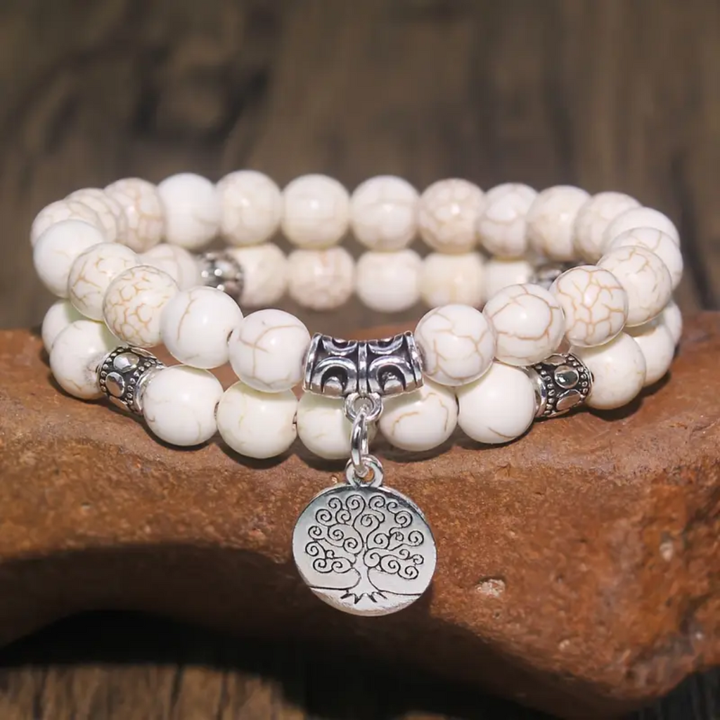 Witte kralenarmband met levensboom-bedel