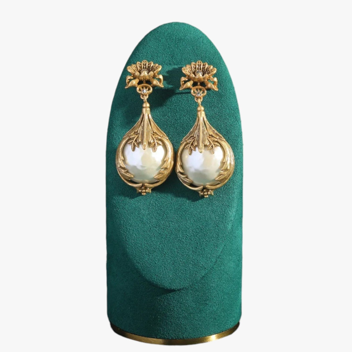 Vintage oorhangers met parels en bloemdetail
