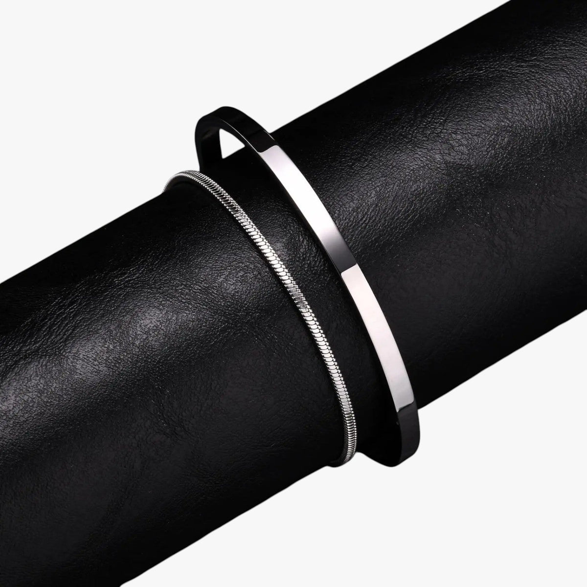 Set stalen schakelarmbanden met mat zwarte details