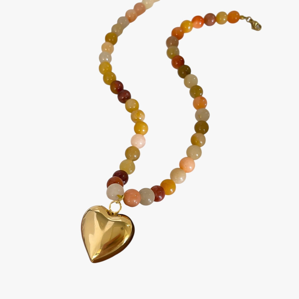 Kleurrijke kralenketting met goudkleurige hartbedel
