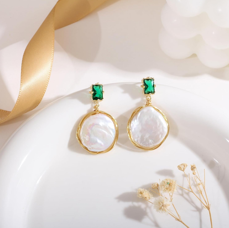 Vintage oorknopjes met groen glas en parel
