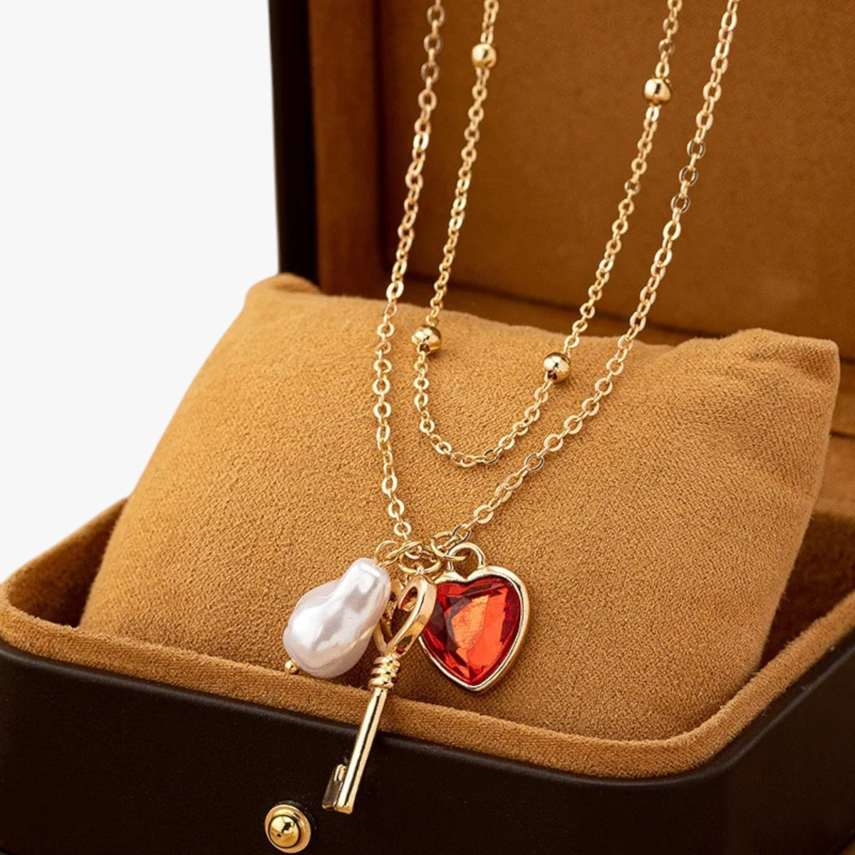 Ketting met harthanger en enkele parelhanger