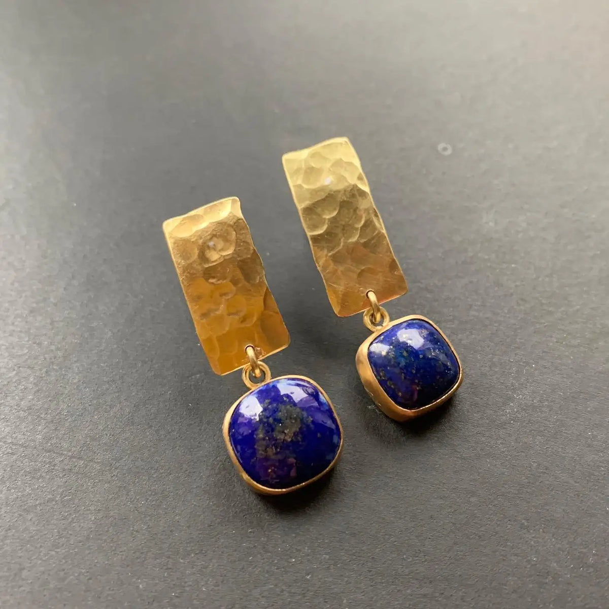 Boho oorhangers met vierkante lapis lazuli