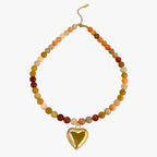 Kleurrijke kralenketting met goudkleurige hartbedel