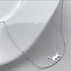 Ketting met klimmende kat in zilverkleur