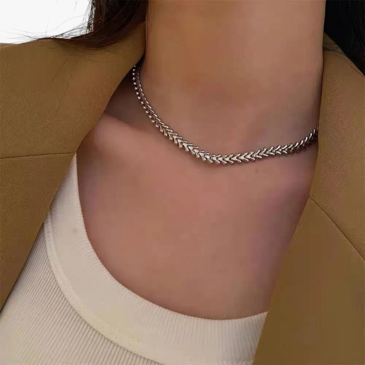 Roestvrijstalen choker met gebeeldhouwde hanger