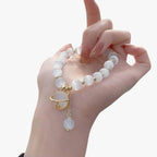 Kralenarmband met opaallook en kleine kattenbedel
