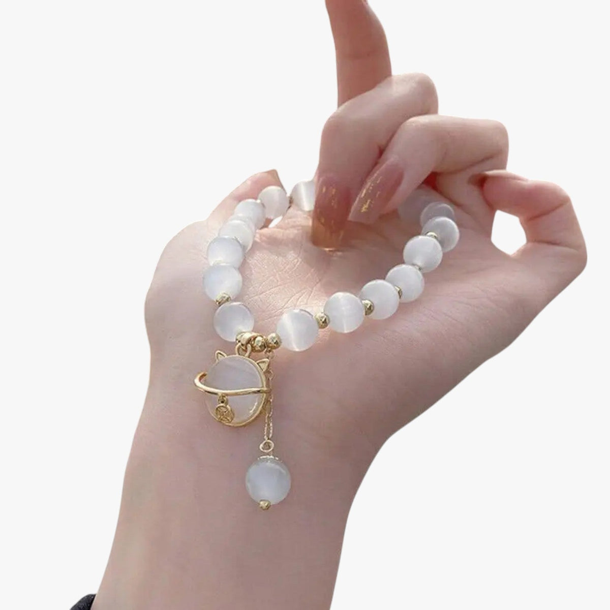 Kralenarmband met opaallook en kleine kattenbedel
