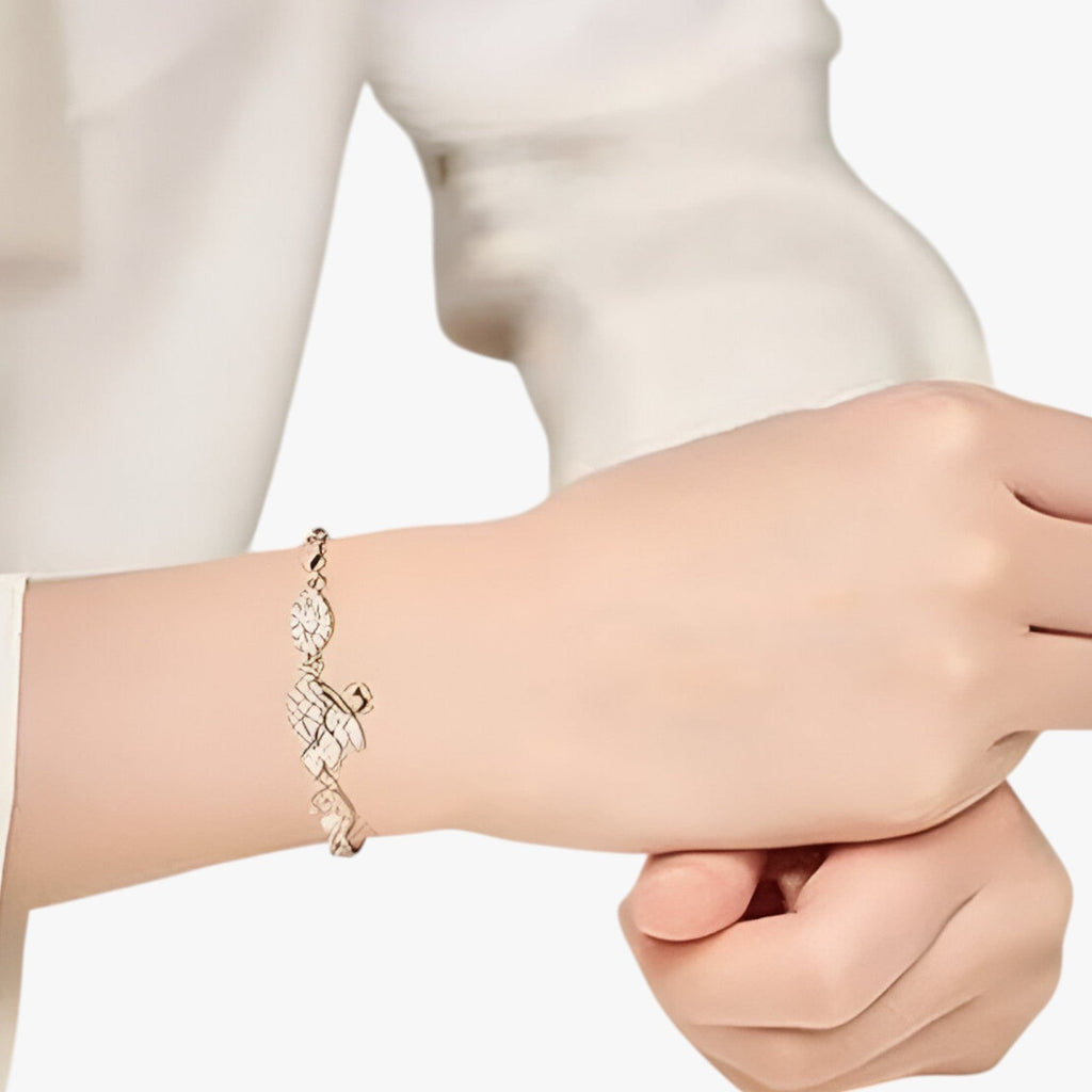 Goudkleurige armband met zwaandetail in zirkoon