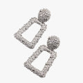 Sculpturale geometrische oorhangers in mat metaal