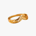 Goudkleurige ring met fijn botanisch totemdetail