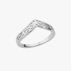 Goudkleurige ring met fijn botanisch totemdetail