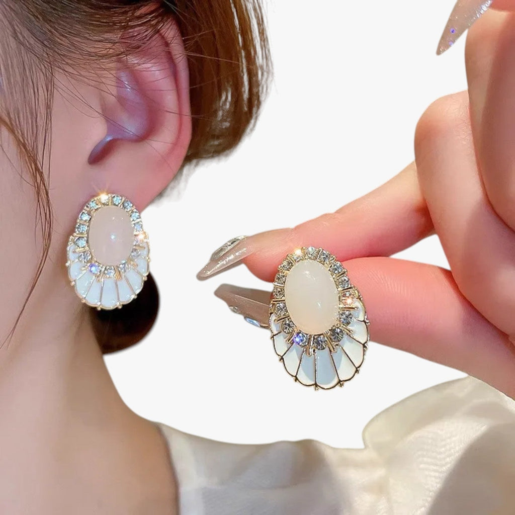 Oorhangers met witte emaille-look afwerking