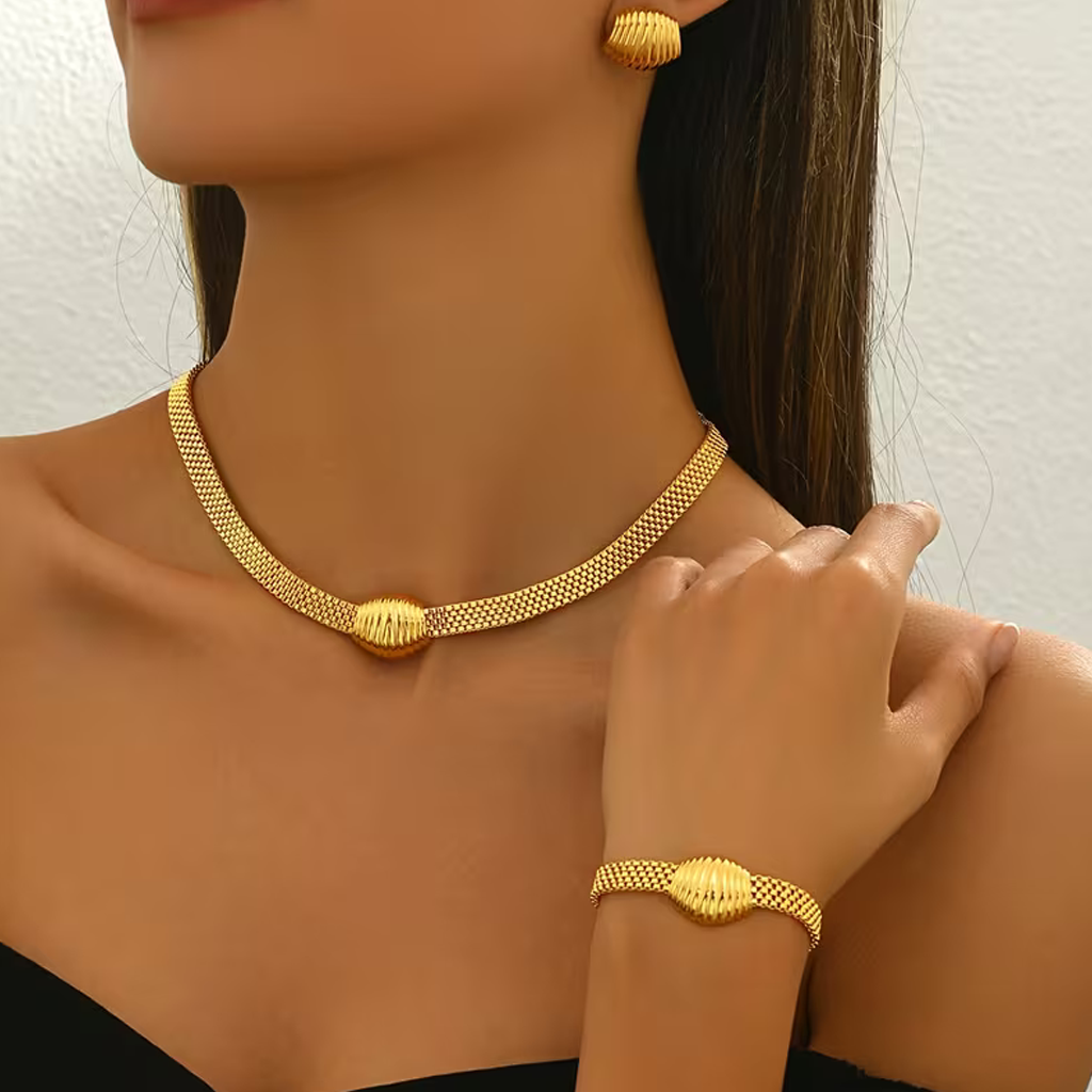 Goudkleurige set met collier, oorbellen en armband