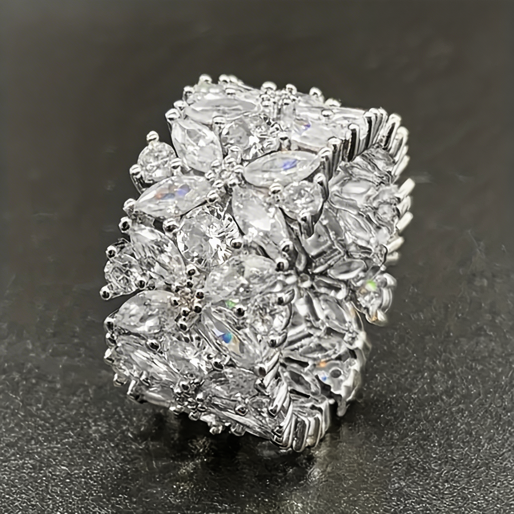 Brede ring met zirkonia bloemencluster in diamantlook