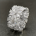 Brede ring met zirkonia bloemencluster in diamantlook
