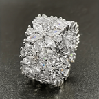 Brede ring met zirkonia bloemencluster in diamantlook