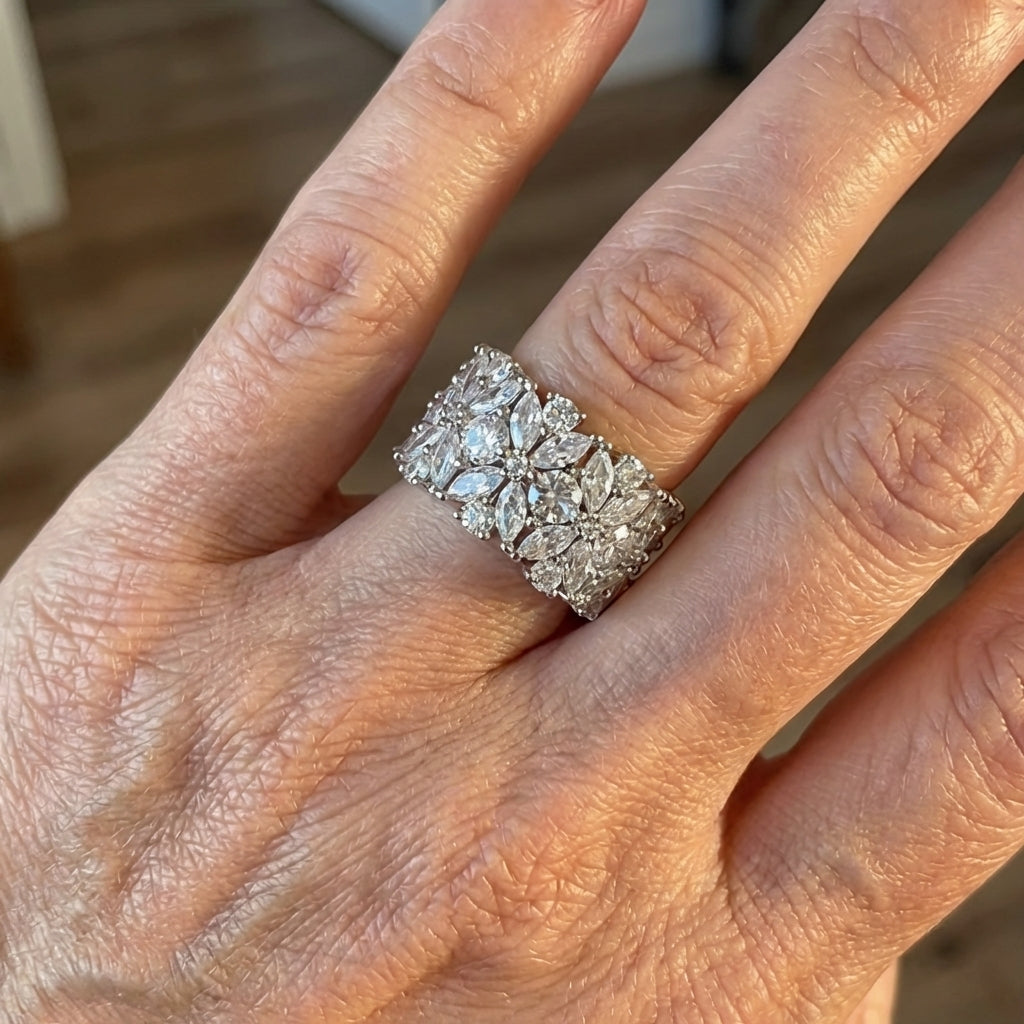 Brede ring met zirkonia bloemencluster in diamantlook