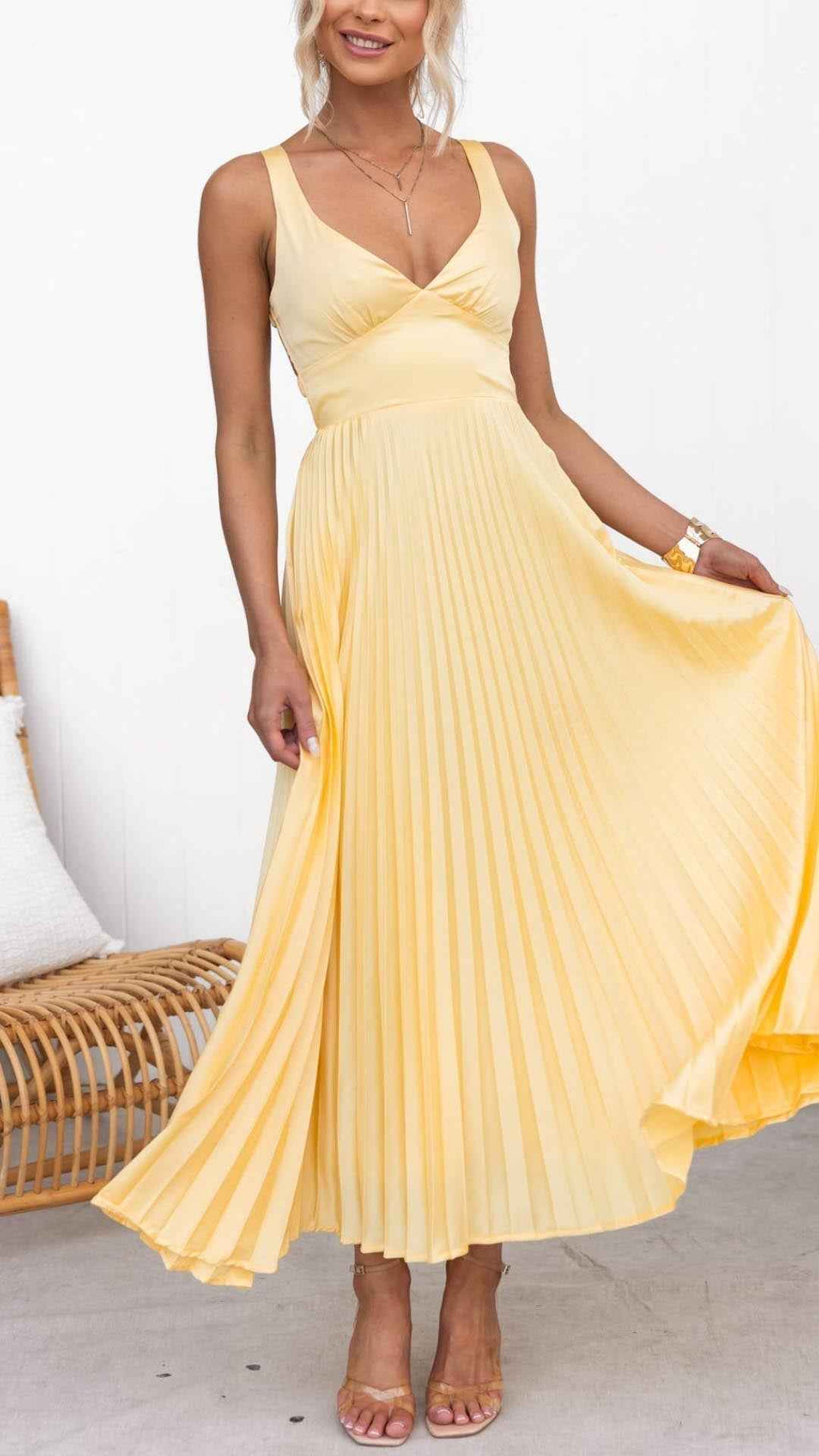 Geplooide maxi-jurk met diepe V-hals en zachte beweging