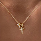 Fijne ketting met initiaal- en kruishanger in diamantlook