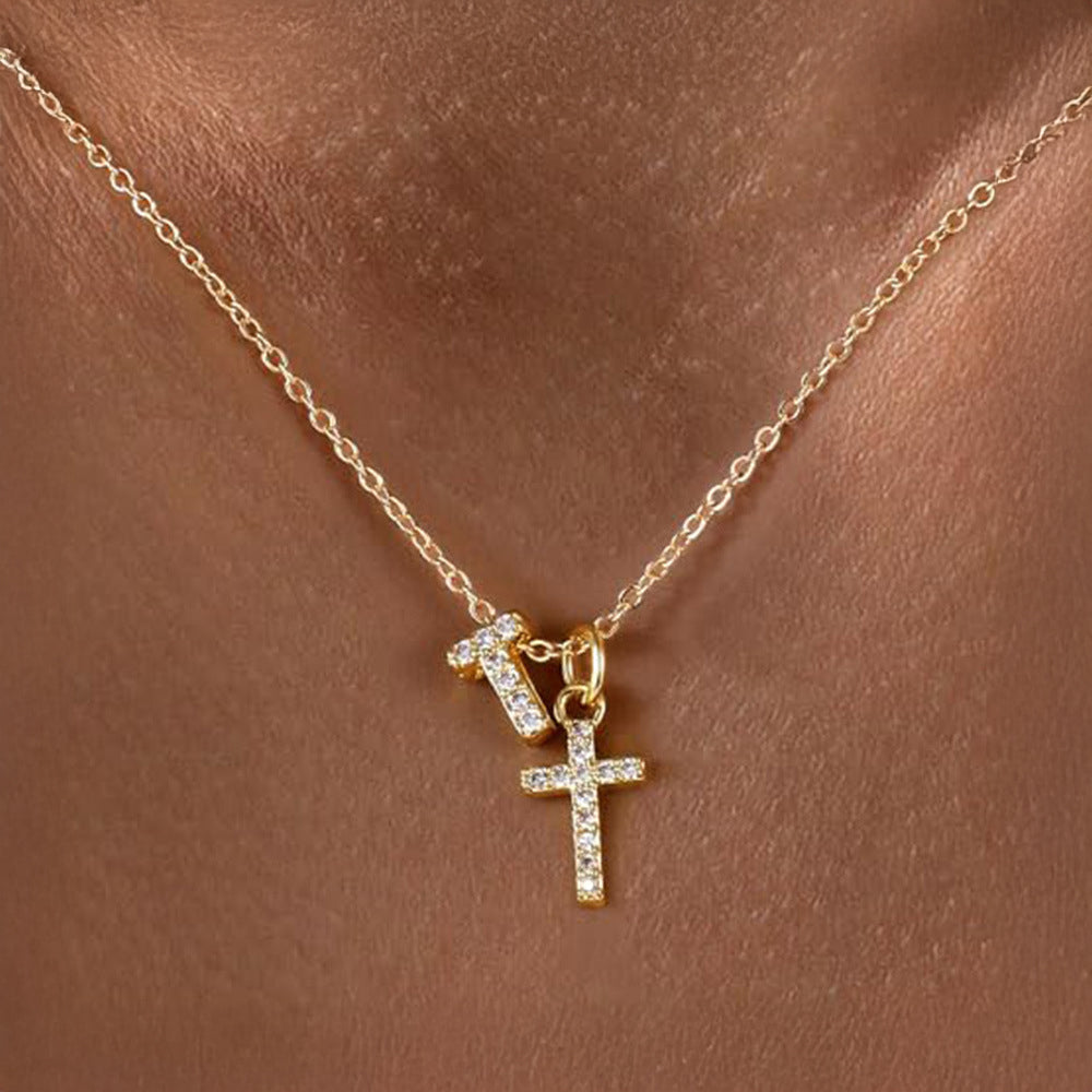 Fijne ketting met initiaal- en kruishanger in diamantlook