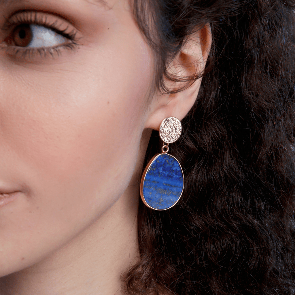 Oorbellen met lapis lazuli en natuursteendetail