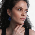 Oorbellen met lapis lazuli en natuursteendetail