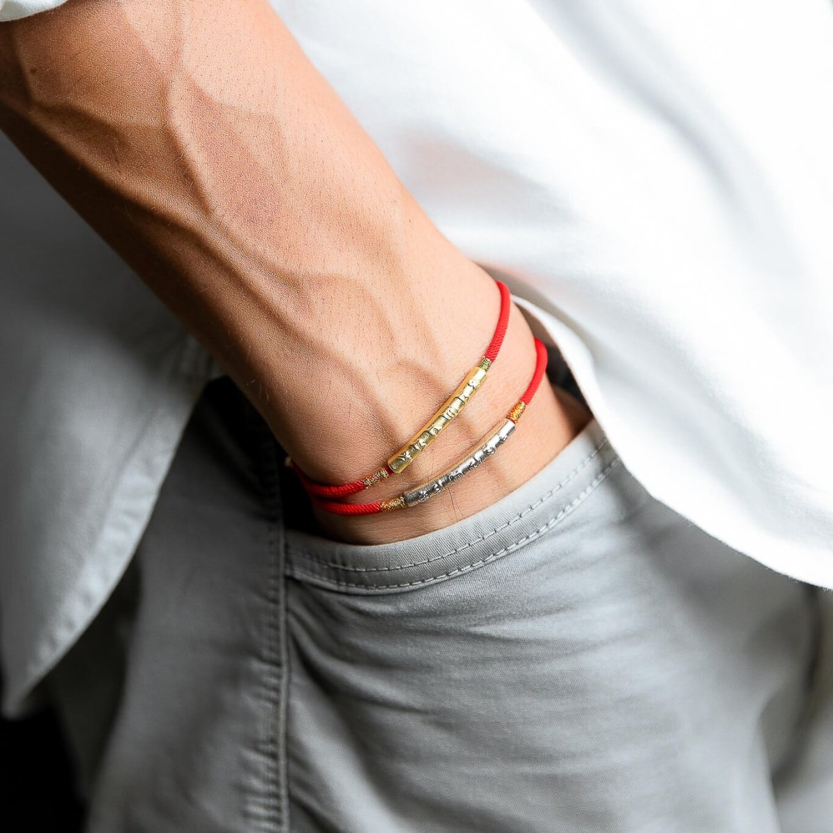 Tibetaanse armband met rood koord en mantradetail
