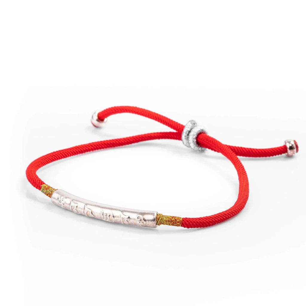 Tibetaanse armband met rood koord en mantradetail