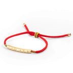 Tibetaanse armband met rood koord en mantradetail