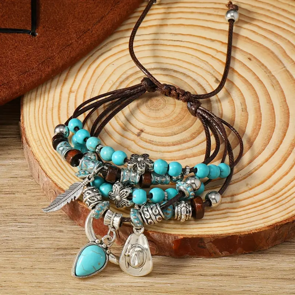 Turquoise kralenarmband met hangende bedels