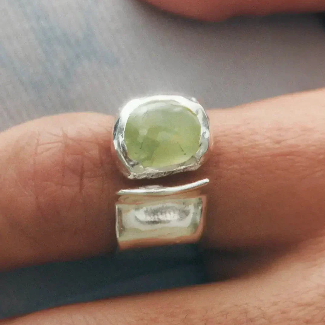 Vintage groene zilverkleurige gesmede ring