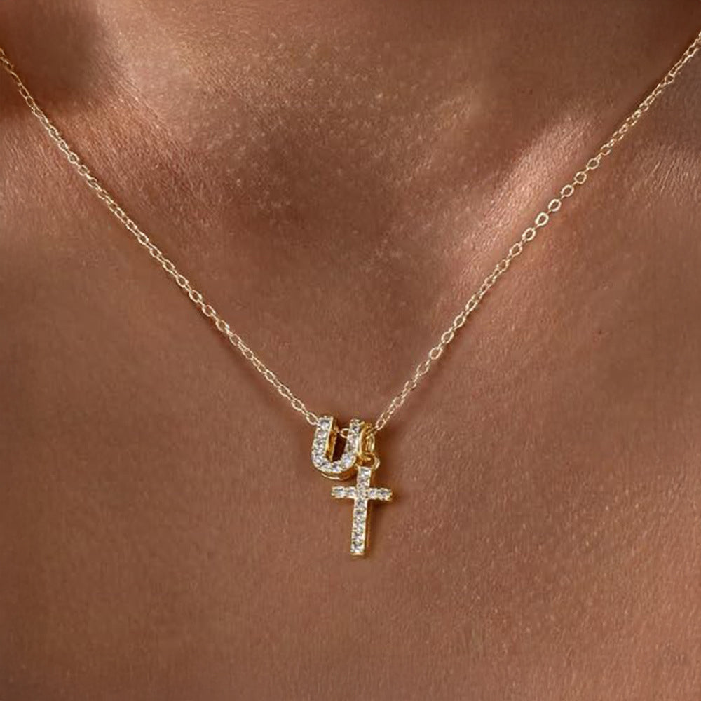 Fijne ketting met initiaal- en kruishanger in diamantlook