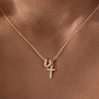 Fijne ketting met initiaal- en kruishanger in diamantlook