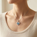 Ketting met twee dolfijnen en blauw hart