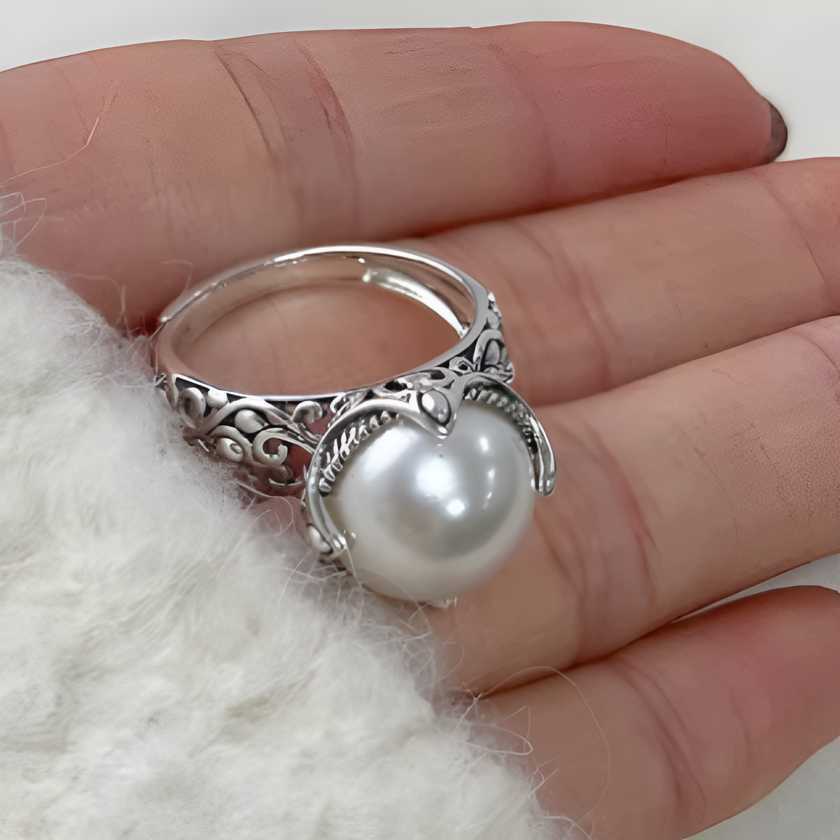Solitairring met parellook en zilverkleurige kristallen griffes